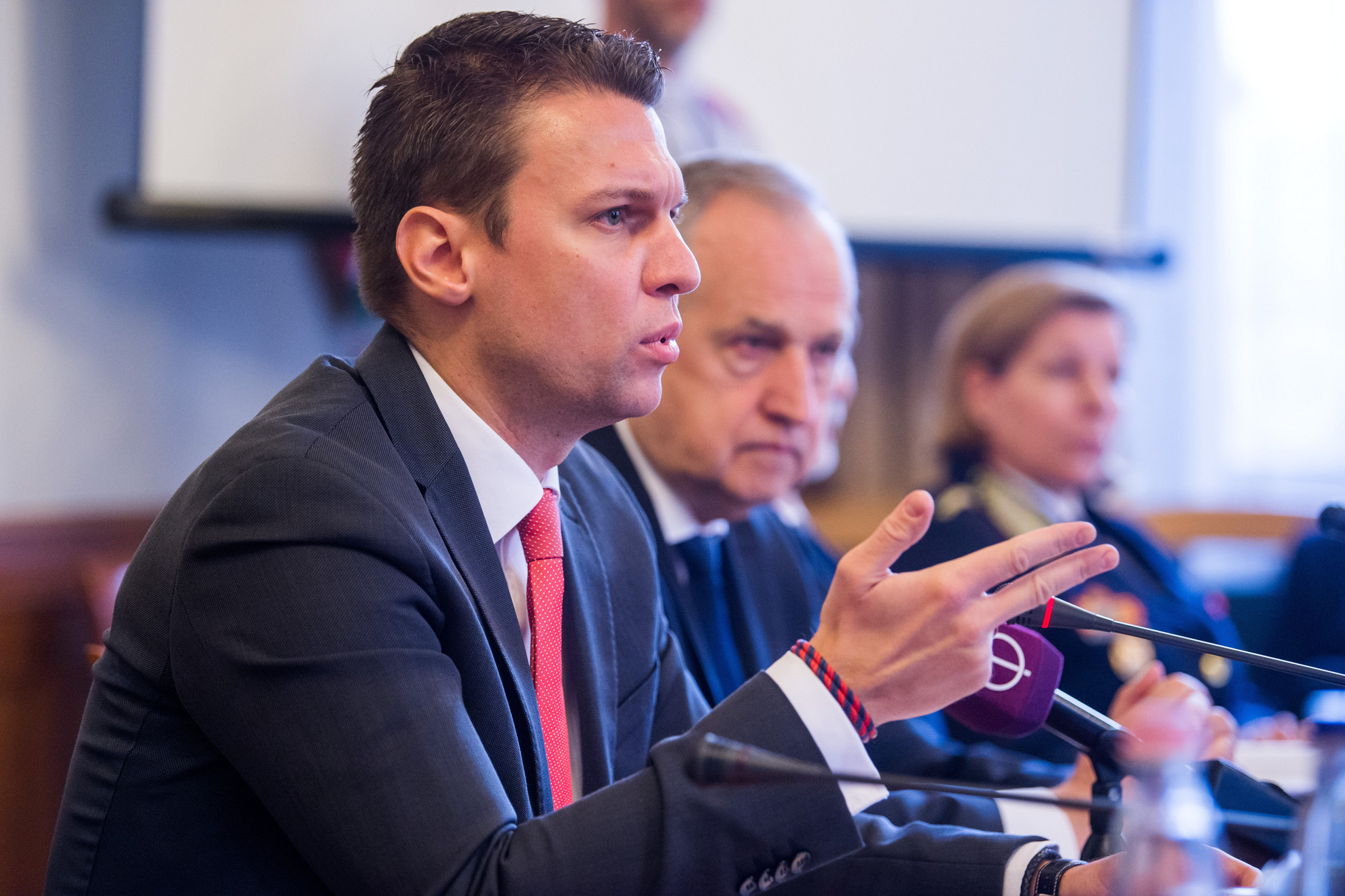 Menczer Tamás, a Külgazdasági és Külügyminisztérium tájékoztatásért és Magyarország nemzetközi megjelenítéséért felelős államtitkára az Országgyűlés honvédelmi és rendészeti bizottságának ülésén, az Országházban