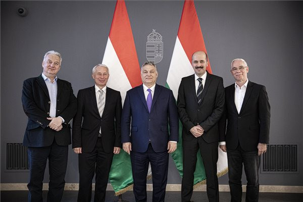 Fotó: MTI/Miniszterelnöki Sajtóiroda Orbán Viktor miniszterelnök (k) hivatalában, a Karmelita kolostorban fogadja Kondor Péter evangélikus püspököt (j2) és Font Sándort, a Déli Evangélikus Egyházkerület felügyelőjét (b2) 2020. március 10-én. Balról Semjén Zsolt nemzetpolitikáért felelős miniszterelnök-helyettes, jobbról Balog Zoltán református lelkész, miniszterelnöki biztos