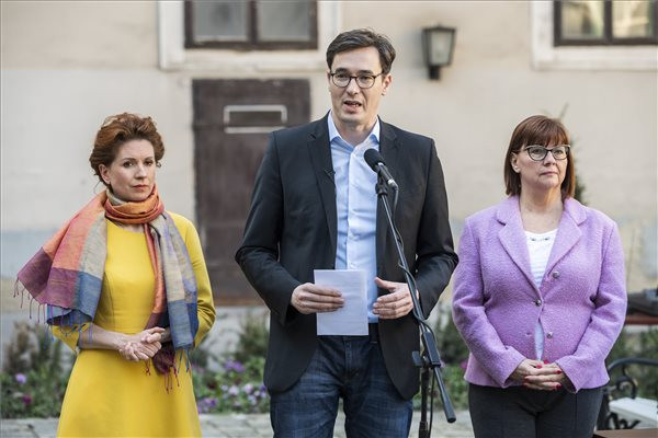 Fotó: MTI / Mónus Márton Karácsony Gergely főpolgármester beszél, mellette Tüttő Kata (b) és Gy. Németh Erzsébet főpolgármester-helyettesek a koronavírussal kapcsolatos fővárosi intézkedésekről tartott sajtótájékoztatón a Főpolgármesteri Hivatal udvarán