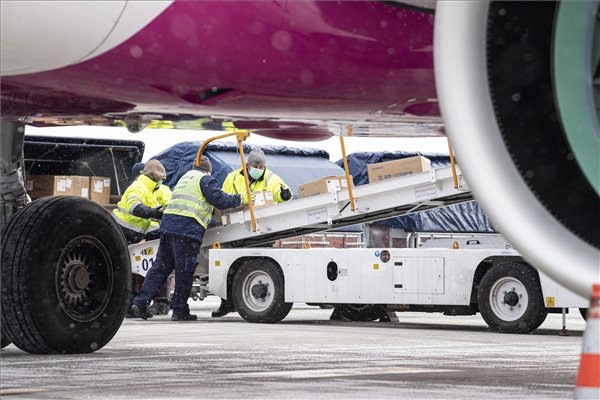Fotó: MTI/Szigetváry Zsolt Kipakolják a Wizz Air Sanghajból érkezett repülőgépének szállítmányát a Liszt Ferenc-repülőtéren 2020. március 23-án