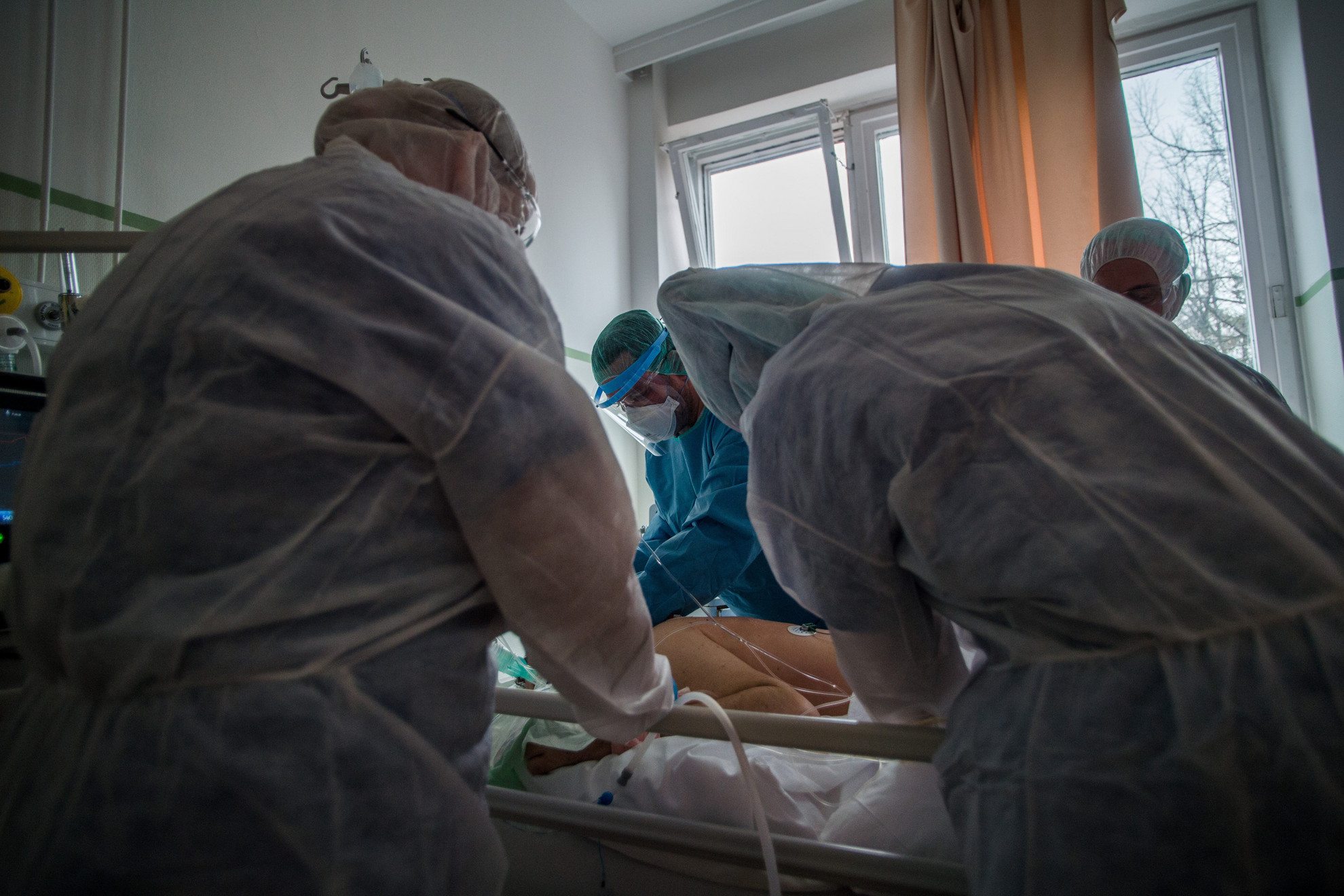 Orvosok és ápolók egy koronavírussal fertőzött beteget látnak el Országos Korányi Pulmonológiai Intézetben kialakított izolációs teremben 2020. március 25-én