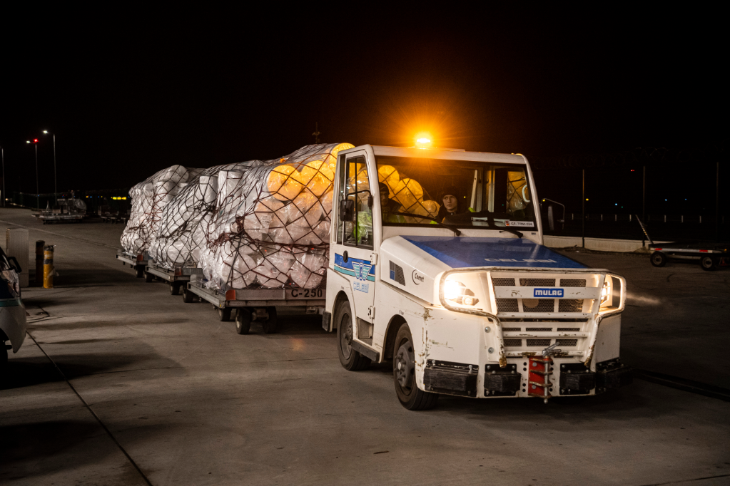 A török Teknomelt műszaki textilgyár szájmaszkokhoz szükséges alapanyagát szállítják a Budapest Airport logisztikai bázisára