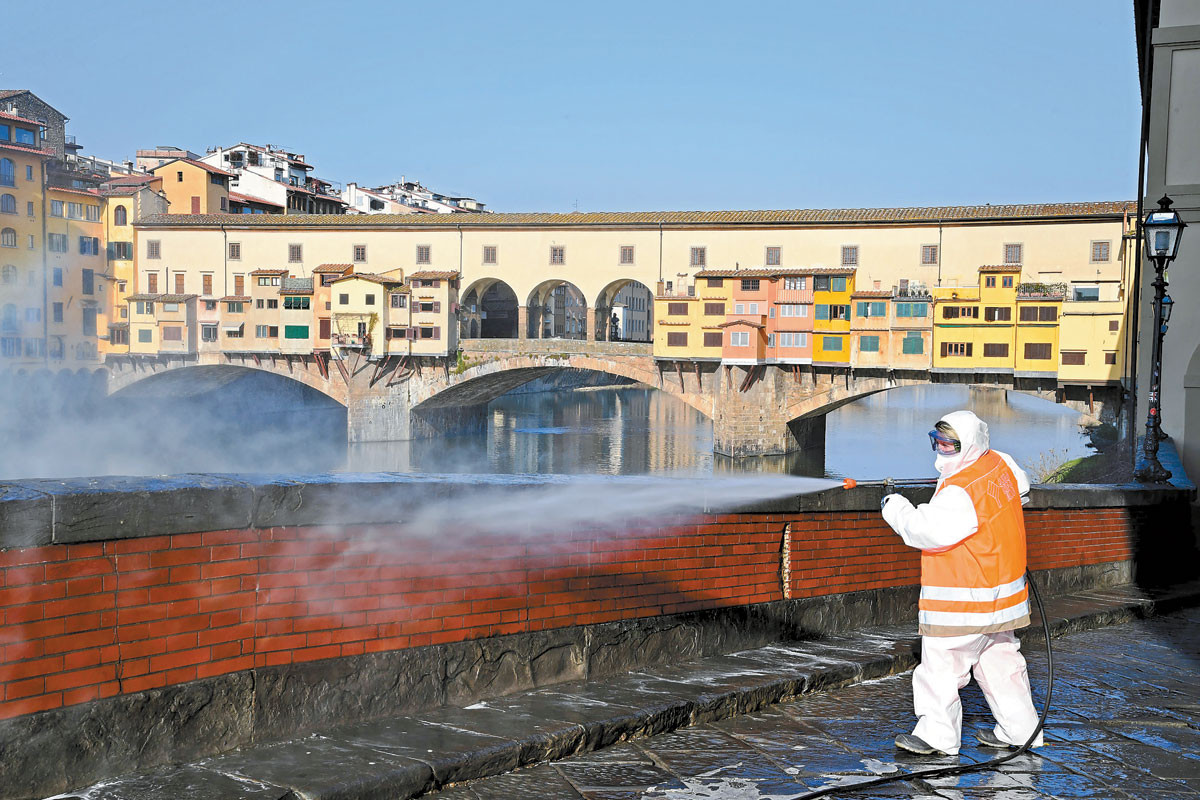 A firenzei Ponte Vecchión százezrek sétáltak át – most teljesen kihaltak, és még közel sem látni a járvány végét
