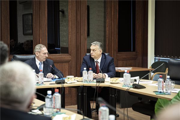 Orbán Viktor miniszterelnök (j) az operatív törzs ülésén a Belügyminisztériumban