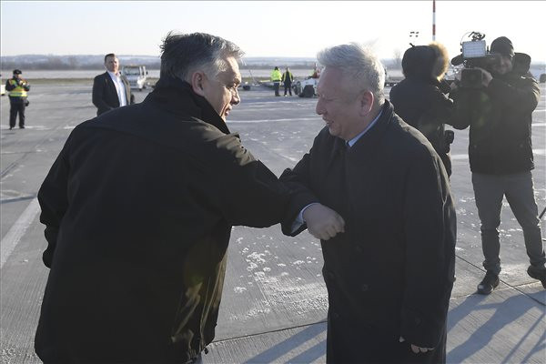 Fotó: MTI/Kovács Tamás Orbán Viktor miniszterelnök (b) és Tuan Csie-lung kínai nagykövet a reptéren