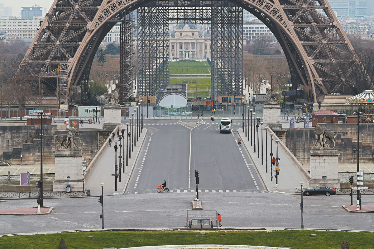 A gazdasági szektorok közül kétségkívül a turizmus szenvedi el a legnagyobb csapást. A párizsi Eiffel-torony, a világ egyik leglátogatottabb turisztikai célpontja 2018-ban hétmillió turistát fogadott (összehasonlításképpen: az egész város 18 milliót)