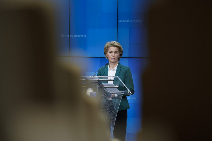 Fotó: AFP/Kenzo TRIBOUILLARD Von der Leyen elismerte, hogy Brüsszel hibázott