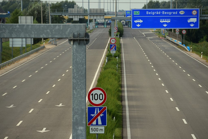 Szerbia lezárta határátkelőhelyeit a személyforgalom előtt