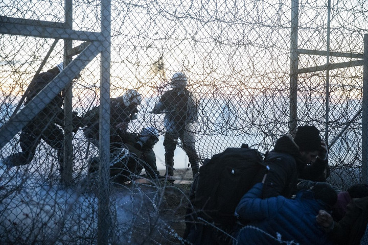 Több mint hatvan határsértő migránst ítéletek börtönre Görögországban