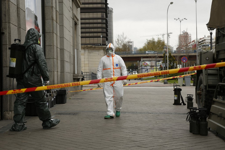 Fotó: AFP/NurPhoto/Guillermo Santos Több mint ötszázan haltak meg egy nap alatt Spanyolországban