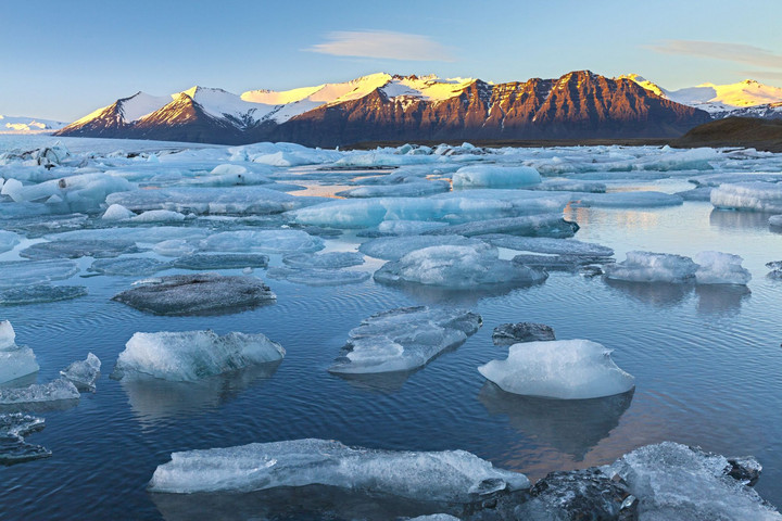Egyre gyorsabban olvadnak a gleccserek és a sarki jég is