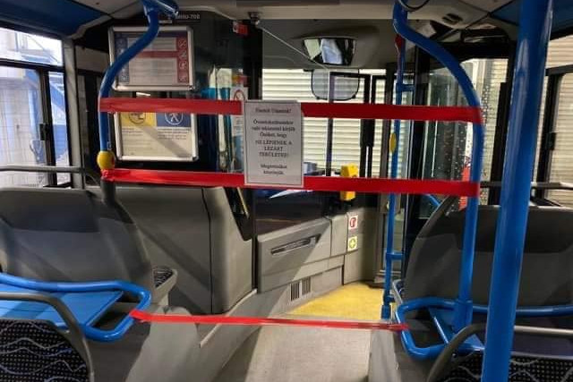 Fotó: Facebook / Vitézy Dávid Lezárják a budapesti buszok elejét a járművezetők védelmében