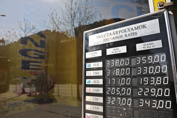 Fotó: MH/Papajcsik Péter Továbbra is lejtmenetben a forint