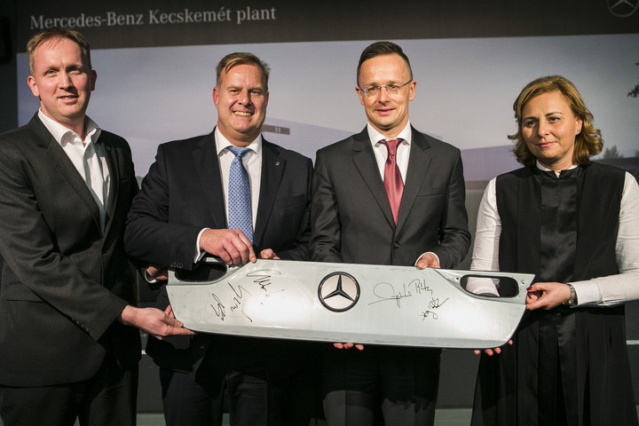 Fotó: MTI/Bús Csaba Szijjártó: 50 milliárd forintos beruházást valósít meg a Mercedes-Benz