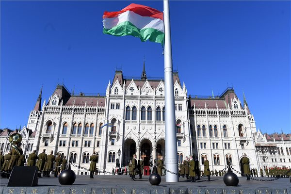 Fotó: MTI / Illyés Tibor Felvonták a nemzeti lobogót a Parlament előtt