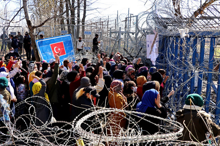 Fotó: AFP/Anadolu Agency/Cihan Demir Könnygázt is be kellett vetni a migránsok ellen, akik a görög–török határkerítést ostromolták
