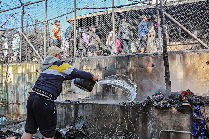 Fotó: AFP/Manolis Lagoutaris Nem csökken a migrációs nyomás a görög szigeteken, majdnem négyszázötven menedékkérőt szállítottak a szárazföldre