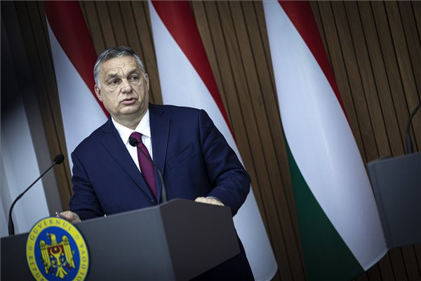 Orbán Viktort is ellenőrizték a reptéren