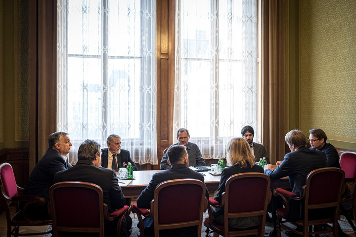 Orbán Viktor virológus szakemberekkel egyeztetett