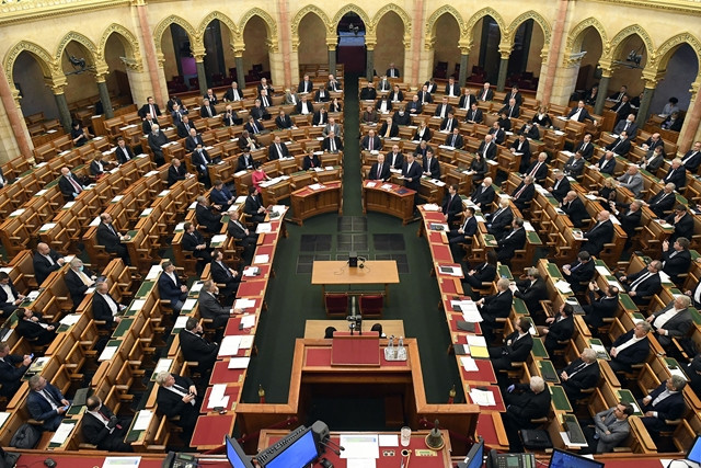 A parlament elfogadta a koronavírus elleni védekezésről szóló törvényt