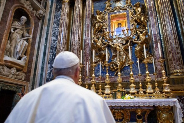Fotó: Vatican News Ferenc pápa a csodatévő kereszt előtt imádkozott a koronavírus áldozataiért