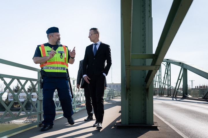 Fotó: MTI/KKM/Borsics Mátyás Újra megnyílt a komáromi határátkelő