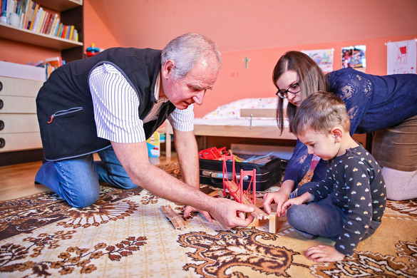Pótolni kell a nagyszülőket