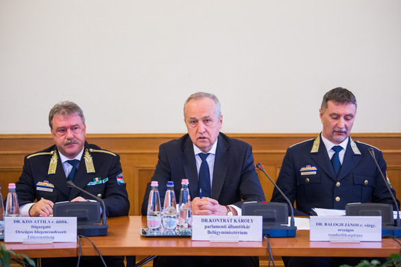 Szeptemberig marad a bevándorlás miatti válsághelyzet
