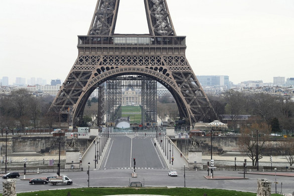 Kiürítették az Eiffel-tornyot bombafenyegetés miatt