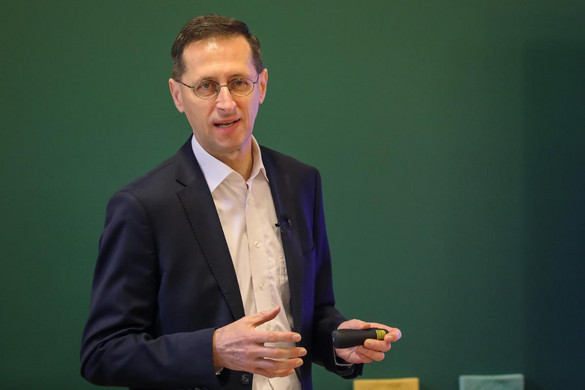 Varga Mihály: A pénzügyi ismereteket a tanterv részévé kellene tenni