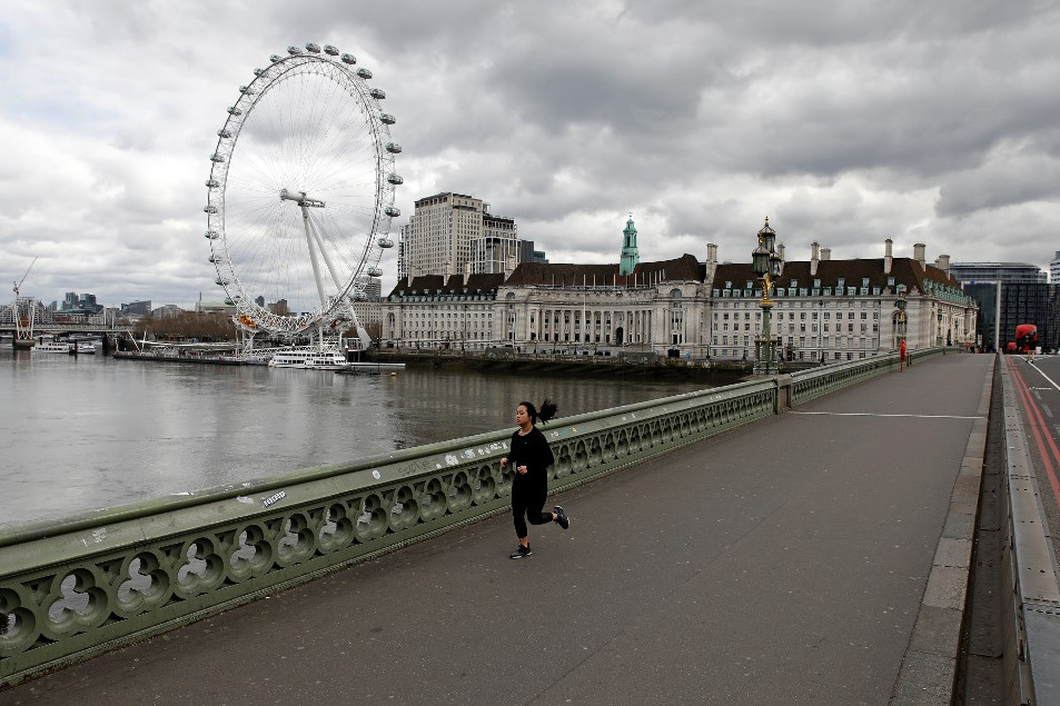 Fotó: Tolga AKMEN / AFP Futó a londoni Westminster-hídon