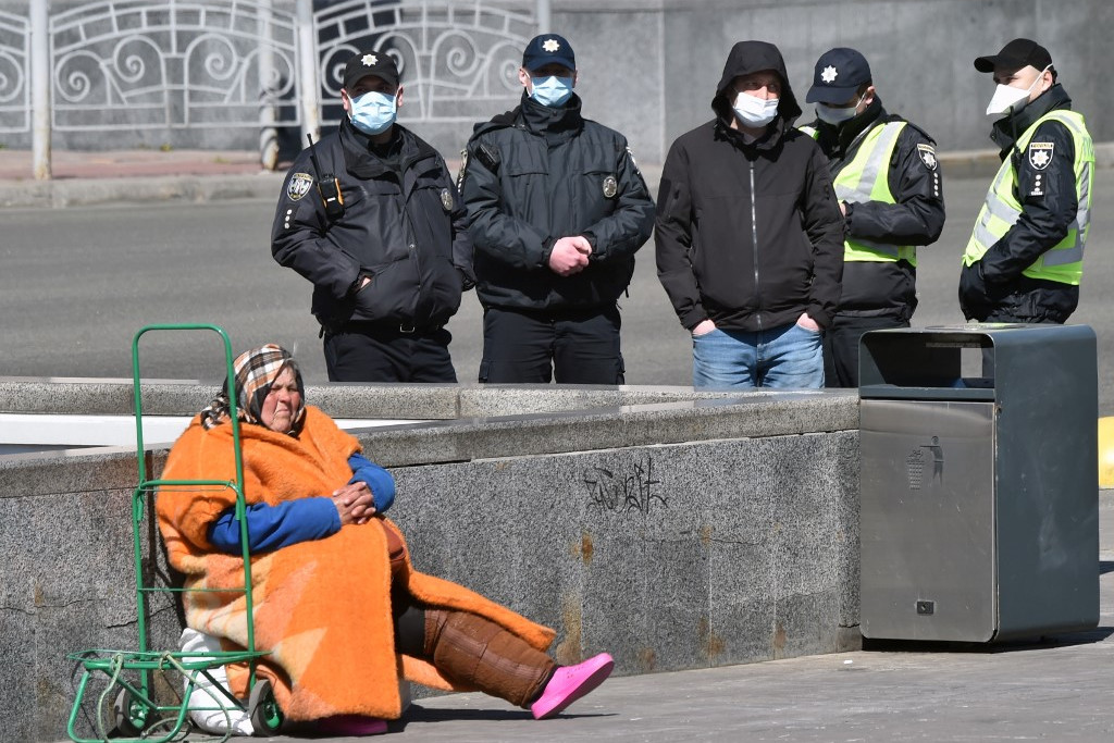 Hajléktalan nőhöz lépnek a hatósági kirendeltség tagjai Ukrajnában