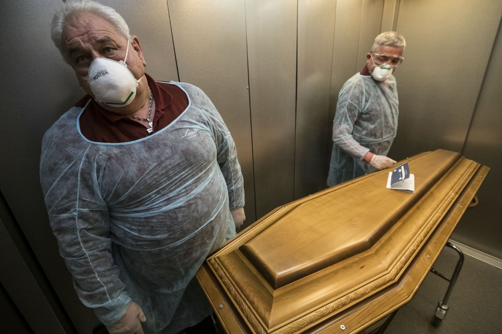 Fotó: SEBASTIEN BOZON / AFP Egy francia temetkezési vállalat dolgozói állnak a liftben egy koronavírusban elhunyt személy koporsója mellett