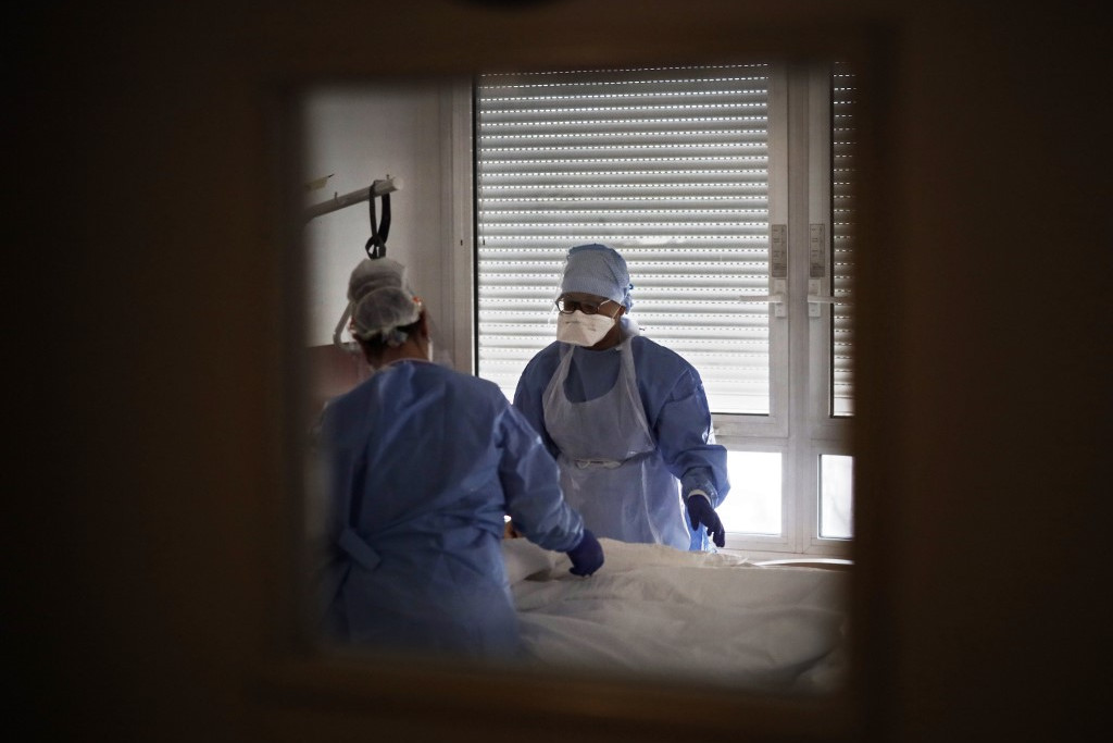 Francia nővérek koronavírusos beteget látnak el
