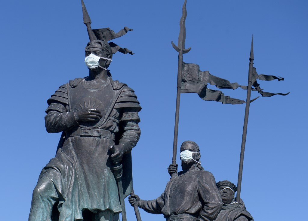 Egészségügyi maszkokkal kiegészített szobrok az osztrák Tullnban