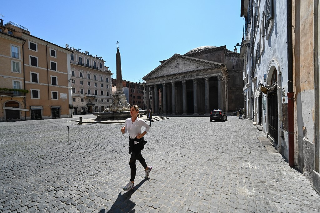 Nő fut a Pantheon előt Rómában