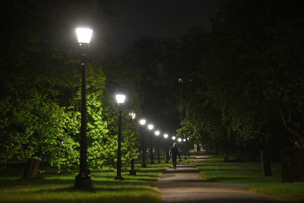 Van, aki éjjeli séta során mozgatja meg tagjait, mert akkor tényleg senki sincs London parkjaiban