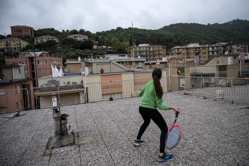 Teniszező fiatalok Olaszországban - ki-ki a saját házának tetején játszik