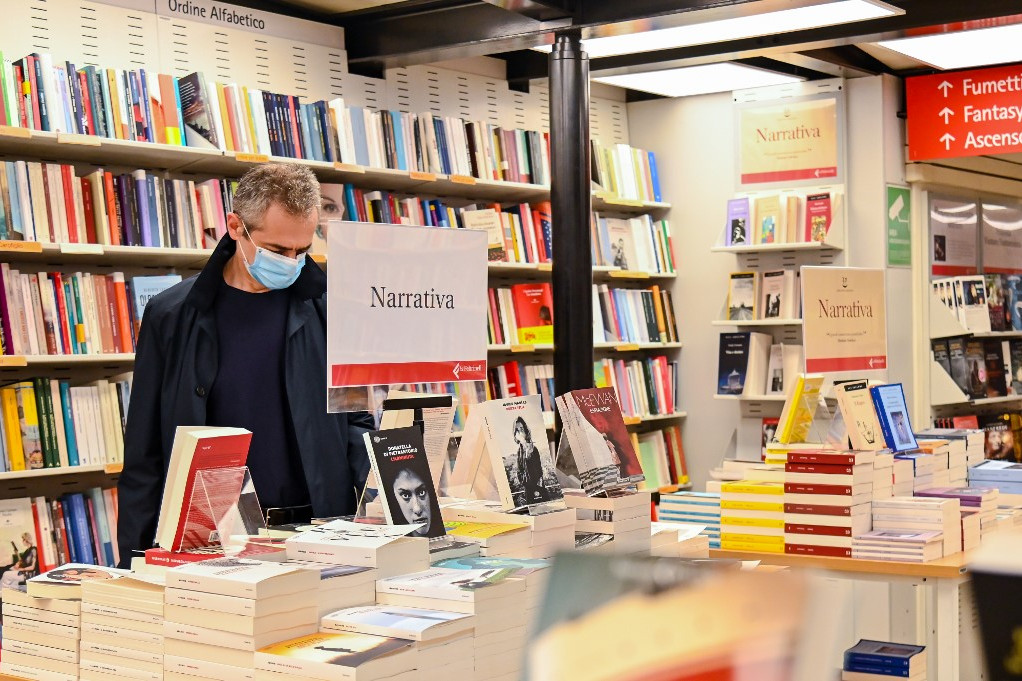 Fotó: Andreas SOLARO / AFP A könyvesboltok ismét kinyithattak Olaszországban