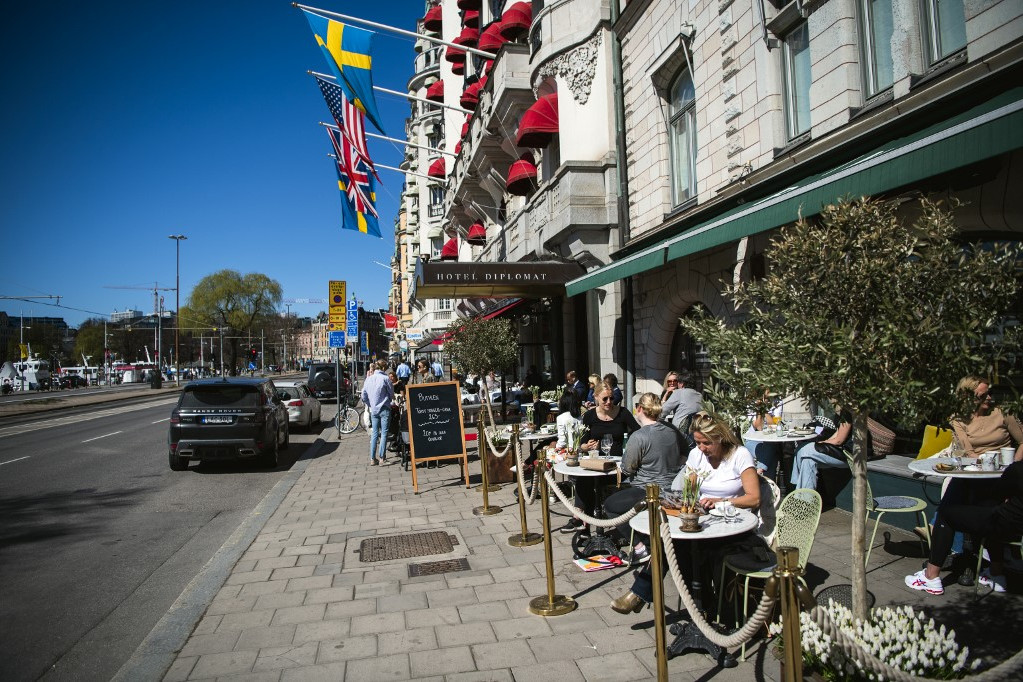 Fotó: AFP/Jonathan Nackstrand Svédországban nem állt meg az élet. Vendégek ebédelnek egy stockholmi étteremben, 2020. április 22-én