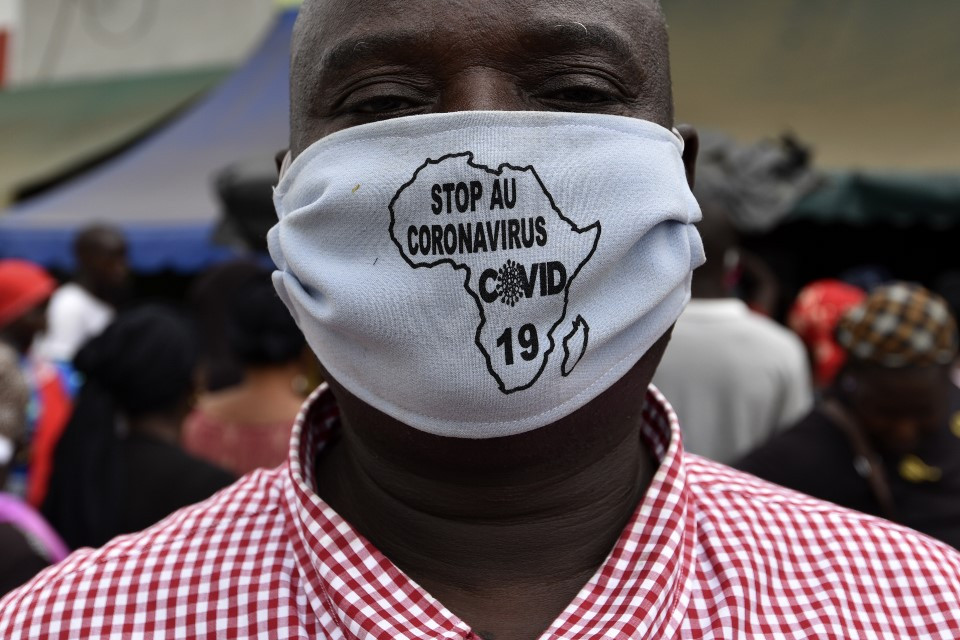 Elefántcsontparti férfi maszkban