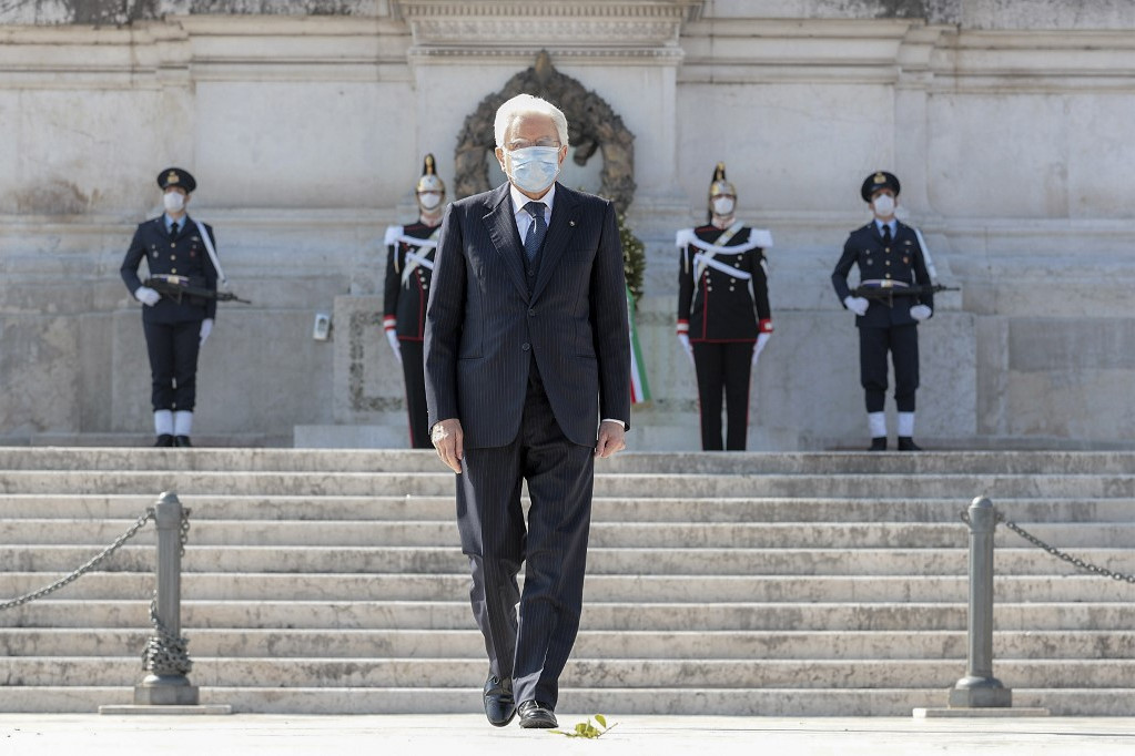 Sergio Mattarella államfő maszkban tette tiszteletét az ismeretlen katona sírjánál