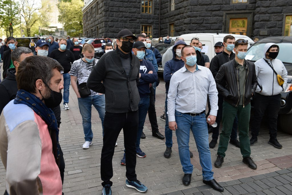 Fotó: AFP/Stringer/Sputnik A korlátozások enyhítéséért demonstráló kiskereskedők Kijevben