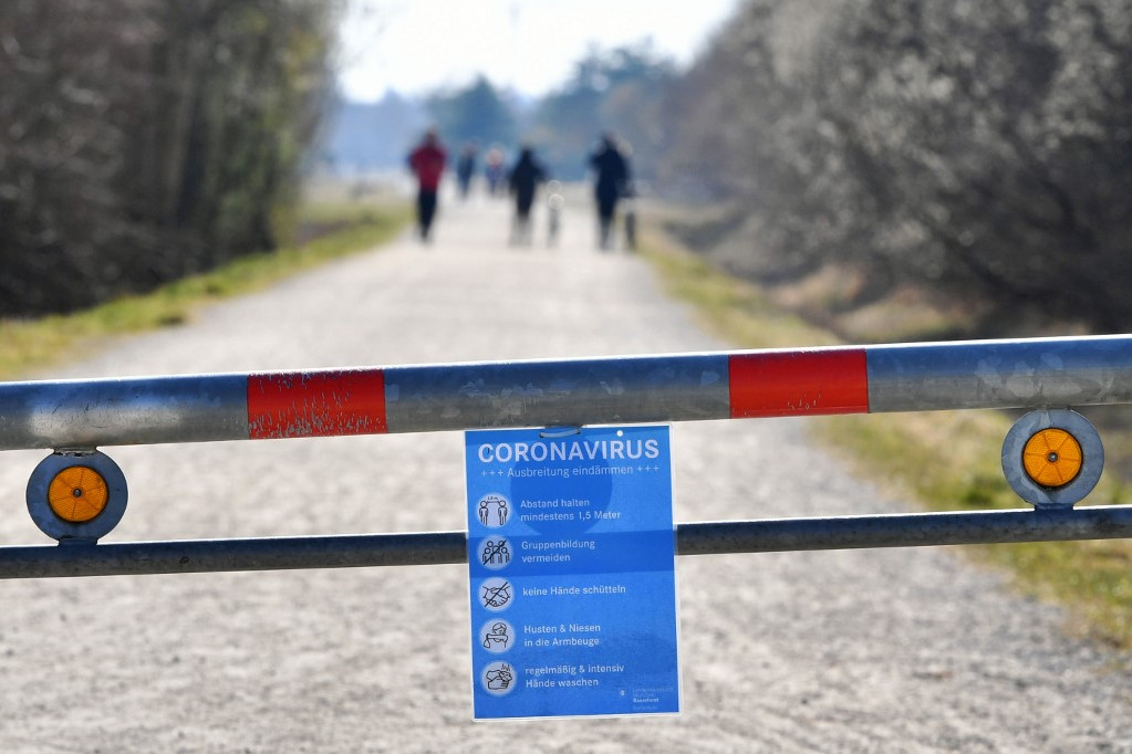 Fotó: FrankHoermann / SVEN SIMON / S A koronavírusról szóló tájékoztató egy müncheni park sorompóján