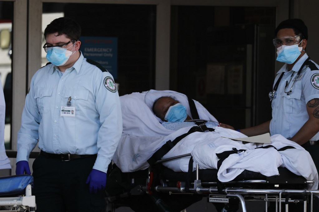 Fotó: SPENCER PLATT / GETTY IMAGES N Koronavírusos beteget szállítanak New Yorkban