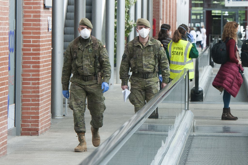 Fotó: AFP/NurPhoto/Oscar Gonzalez Védőmaszkos katonák őrzik a rendet Madridban