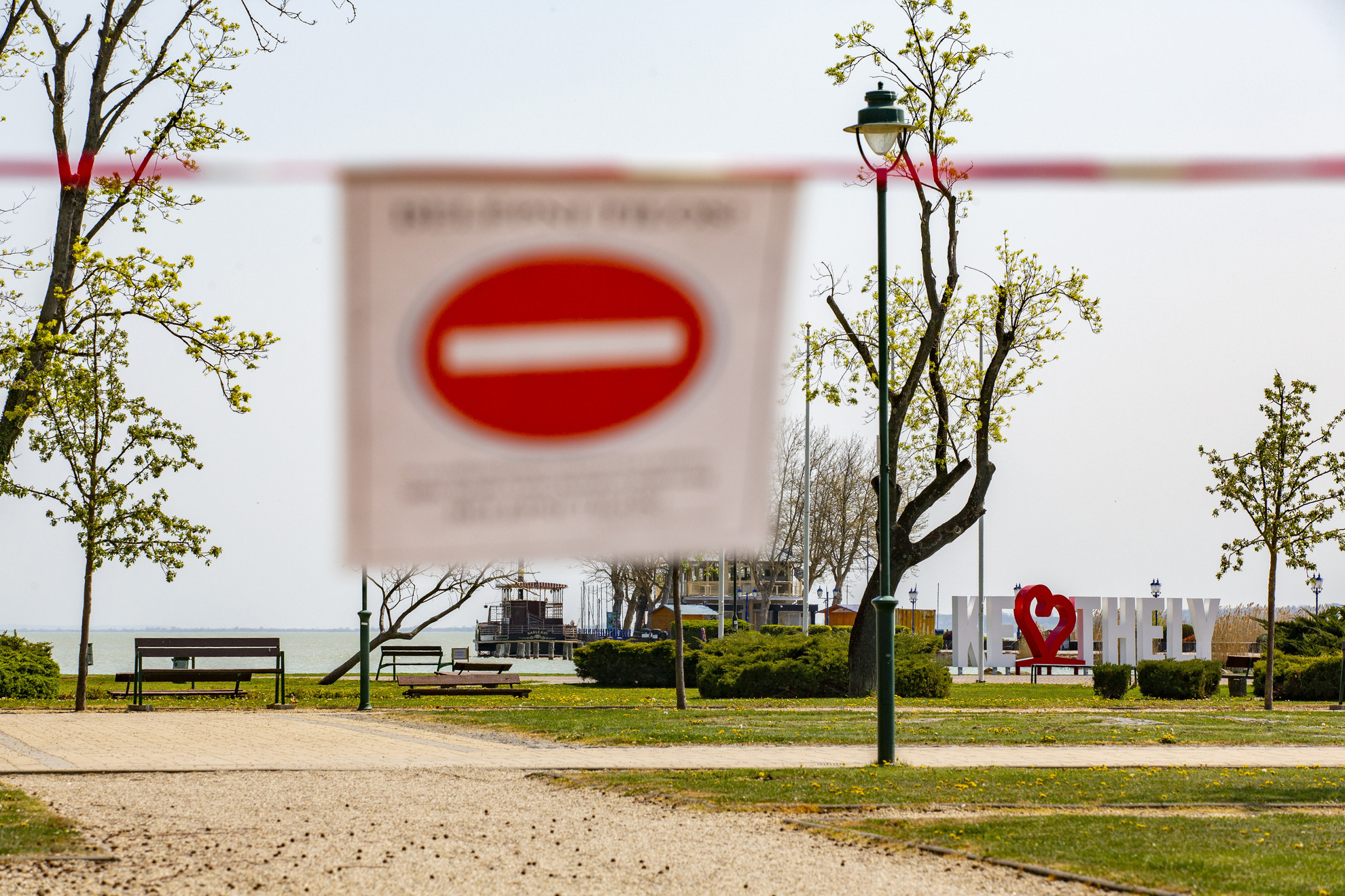 Fotó: MTI/Varga György A lezárt Balaton-parti sétány Keszthelyen