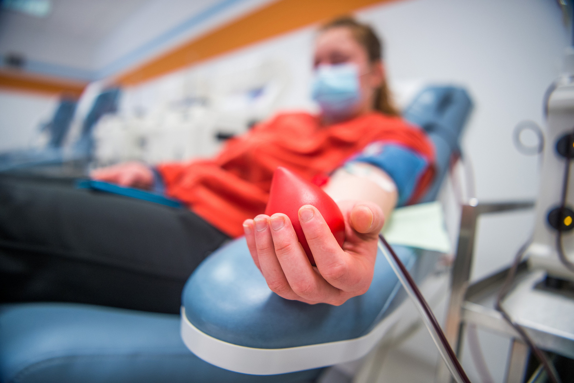 Vérplazmát ad egy nő a budapesti Biotest plazmaferezis állomáson