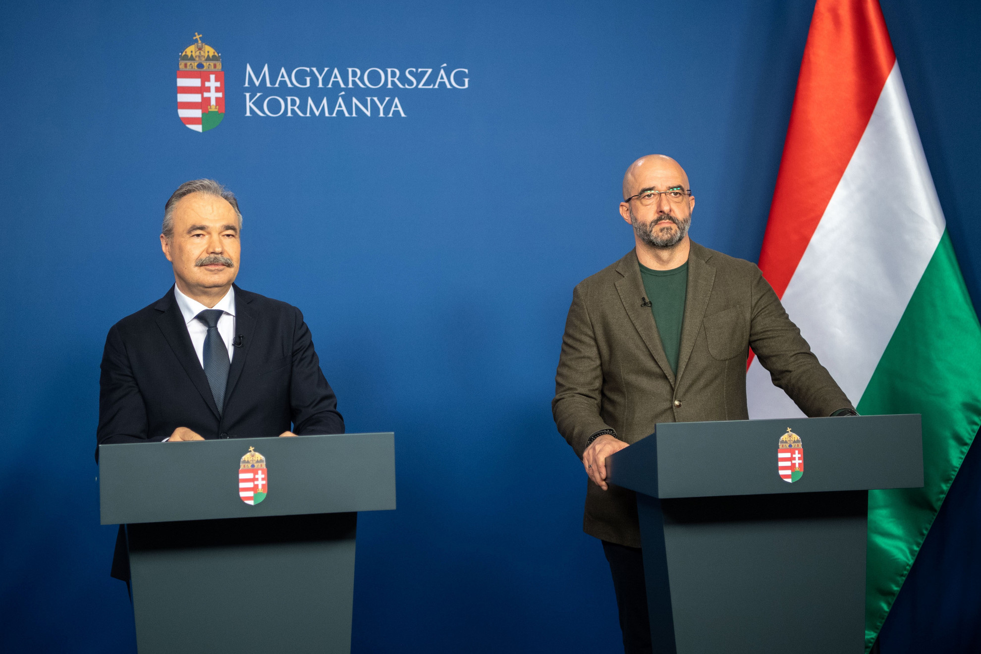 Fotó: MTI/kormány.hu A kormany.hu által közreadott képen Nagy István agrárminiszter (b) és Kovács Zoltán, a Miniszterelnöki Kabinetiroda nemzetközi kommunikációért és kapcsolatokért felelős államtitkára (j) a koronavírus-fertőzés elleni védekezésért felelős operatív törzs online sajtótájékoztatóján