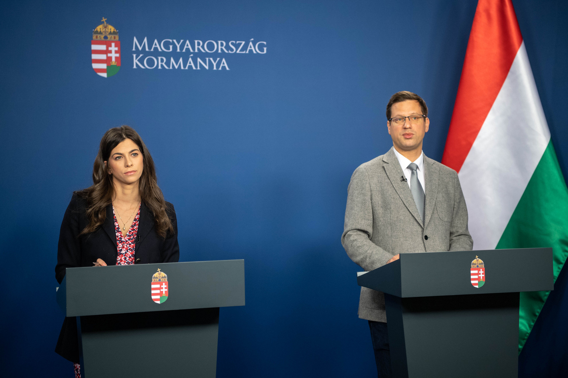 Gulyás Gergely Miniszterelnökséget vezető miniszter és Szentkirályi Alexandra kormányszóvivő online sajtótájékoztatót tart